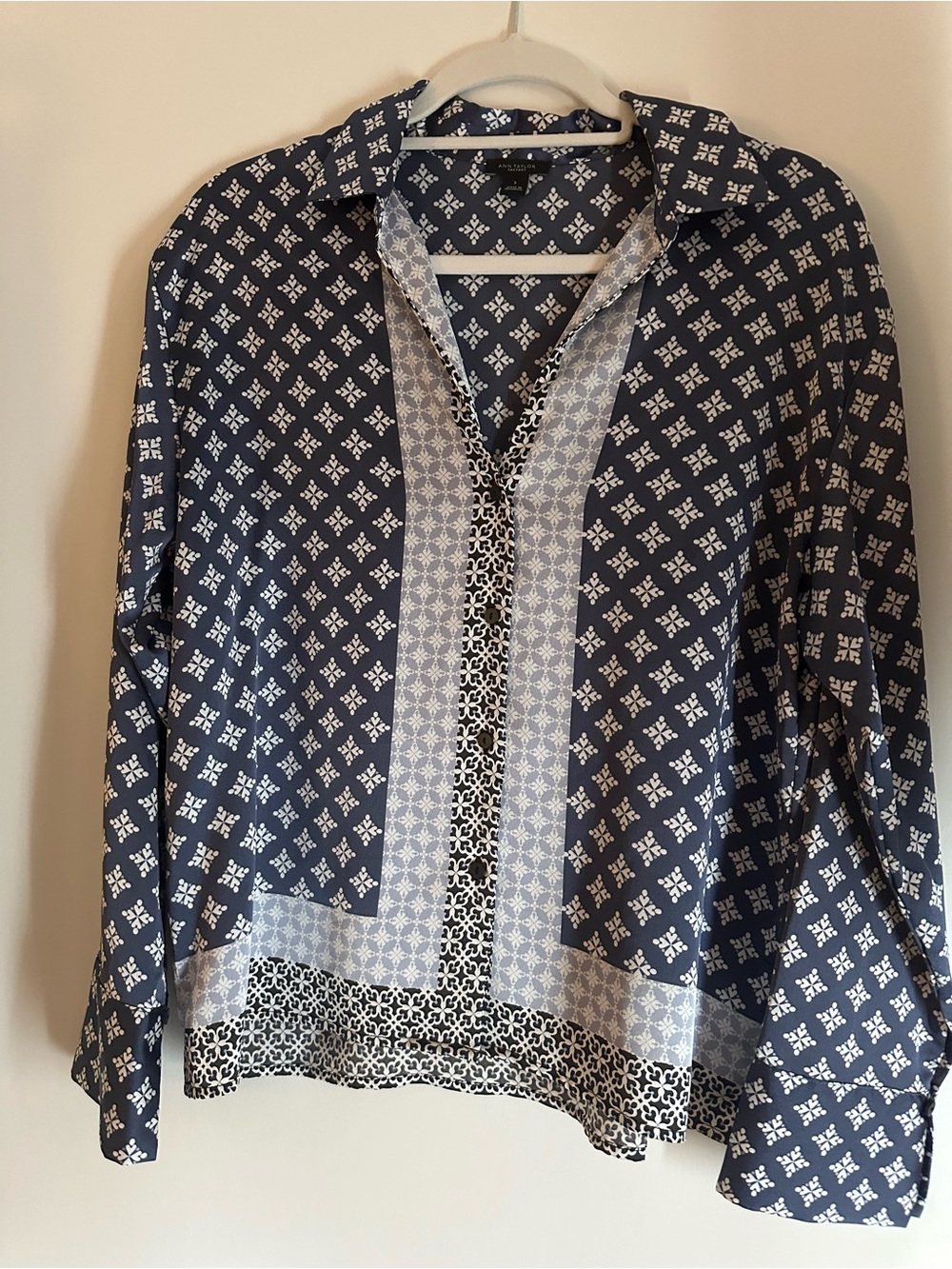 Ann Taylor Navy Printed Button-Down Blouse with White Pattern - Size Small